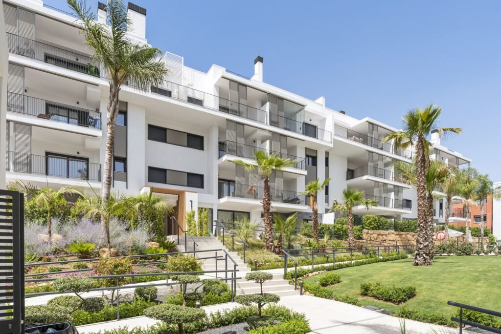 2 Bed Penthouse for Sale in Estepona – Rooftop Solarium & Partial Sea Views
