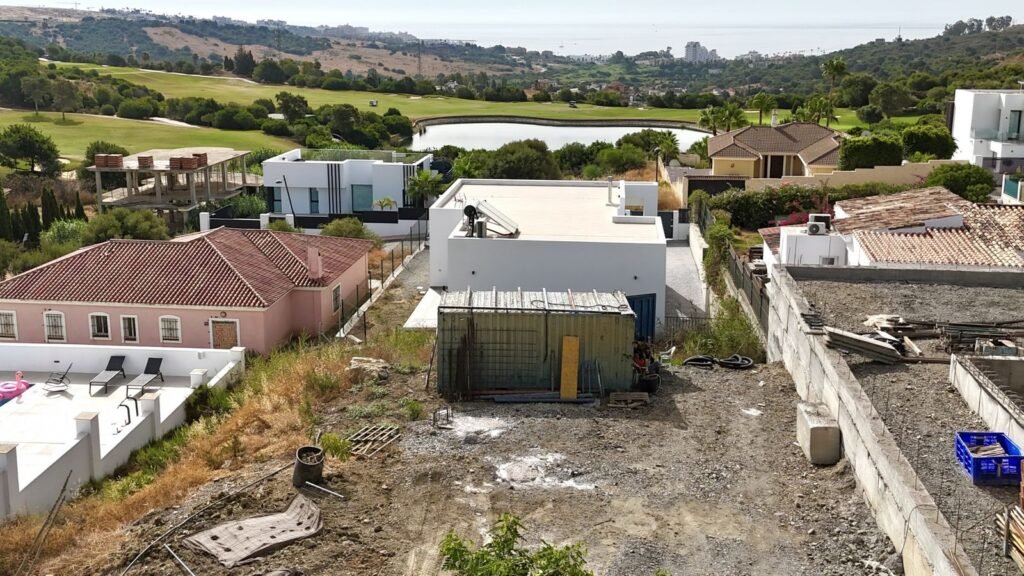 Land for Sale in Estepona – 800m² Plot with Villa Project