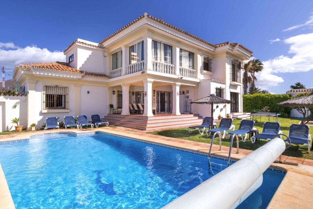 5 Bed Detached Villa for Sale in Estepona – La Gaspara Home with Tourist Licence