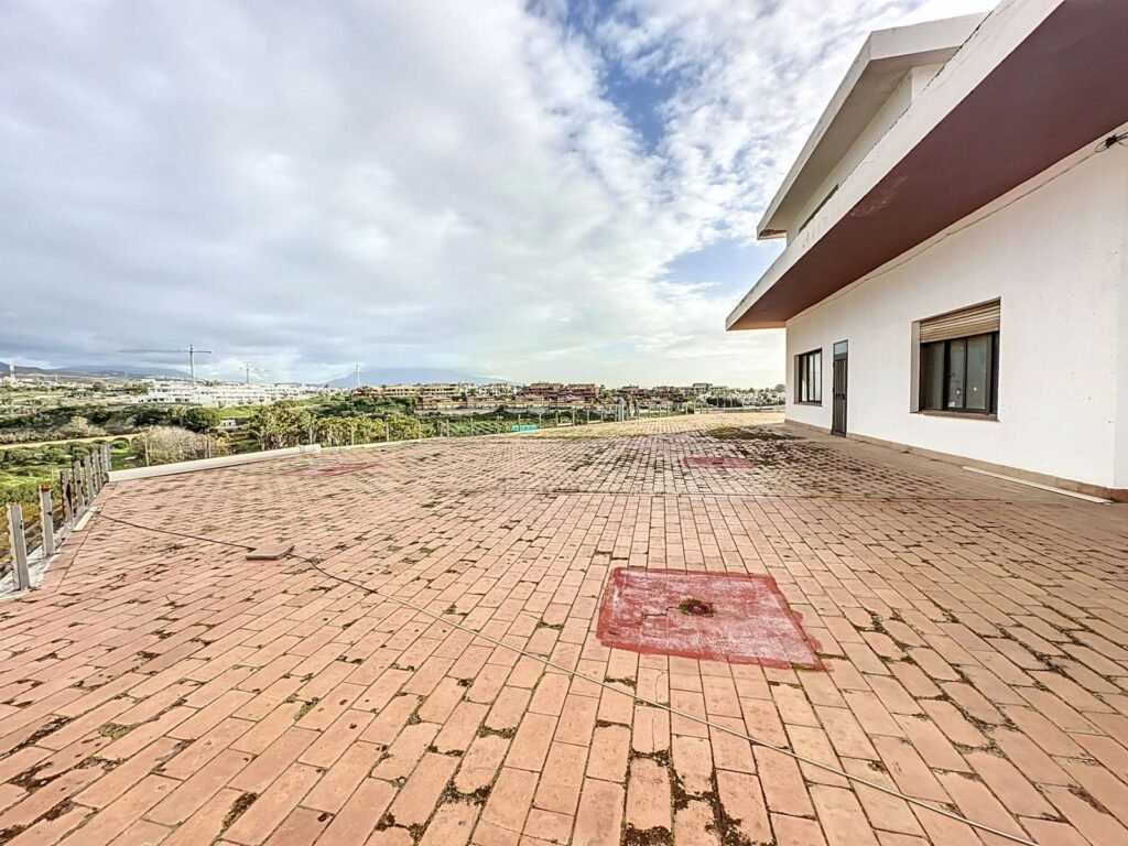 Commercial Premises for Sale in Cancelada – Six Units, Terraces & 10-Car Garage
