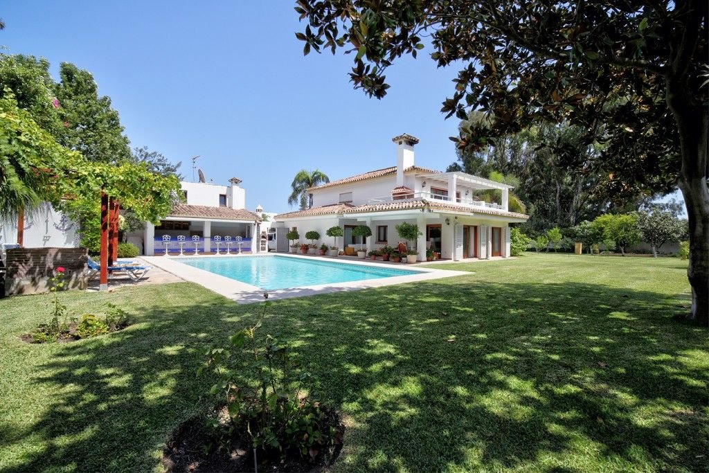 5 Bed Detached Villa for Sale in Costalita – Beachside Home with Pool
