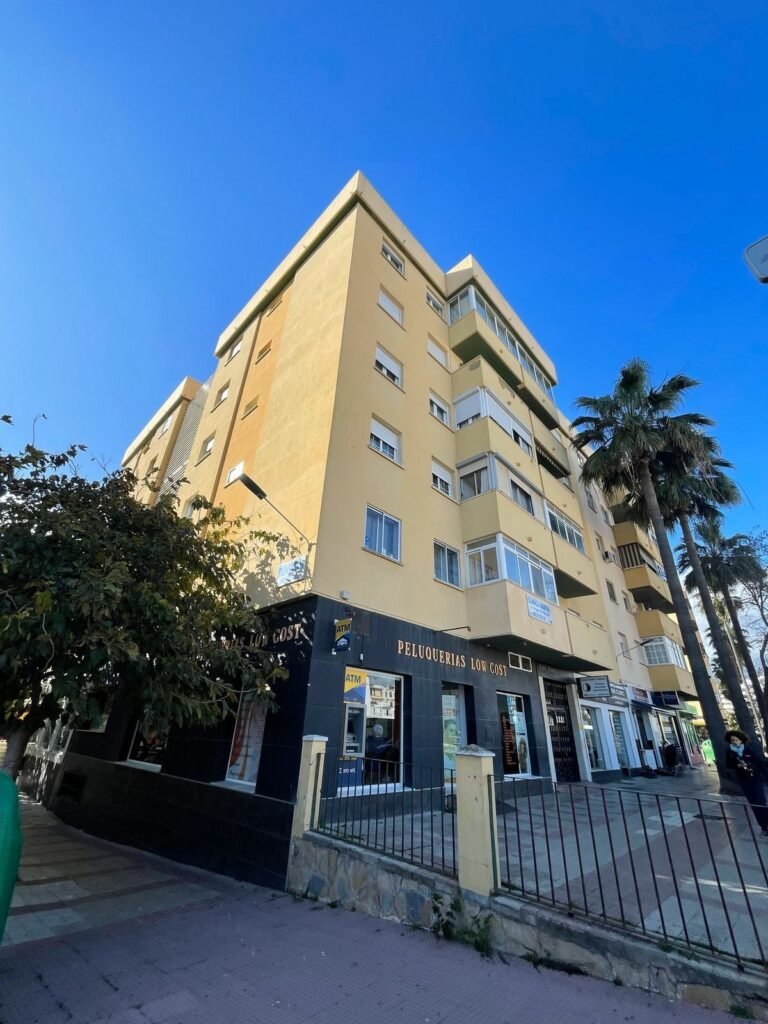 3 Bed Middle Floor Apartment for Sale in Estepona – Beachside Renovation Opportunity