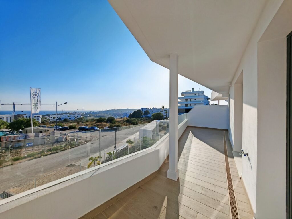 2 Bed Middle Floor Apartment for Sale in Estepona – South-Facing with Sea Views