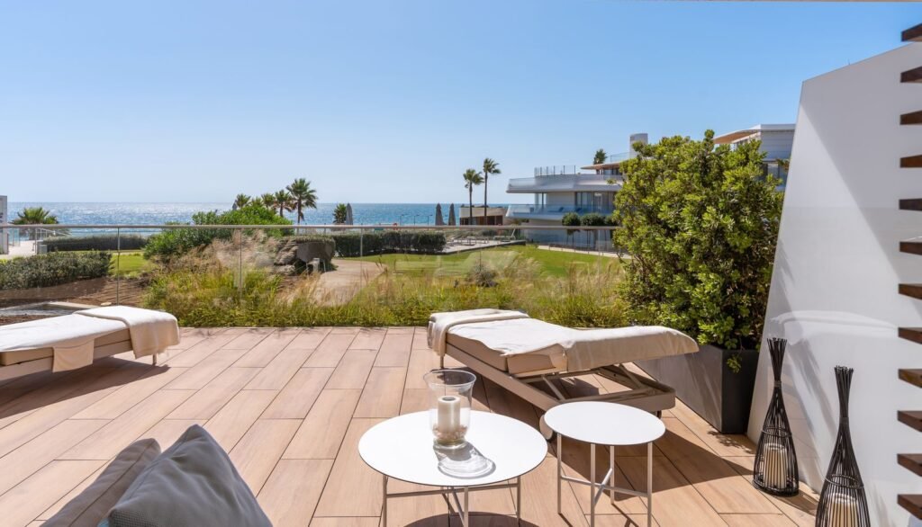 2 Bed Ground Floor Apartment for Sale in Estepona – Elevated Position with Sea Views