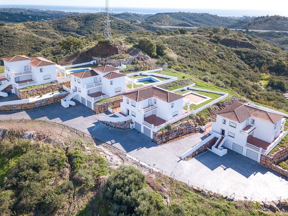 4 Bed Detached Villa for Sale in Estepona – Sea Views & Private Pool