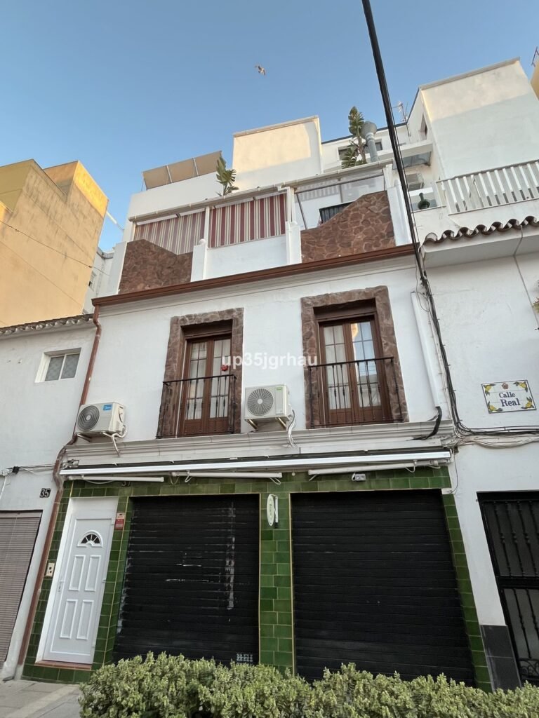 4 Bed Townhouse for Sale in Estepona – Renovated Home with Bar & 100m² Terrace
