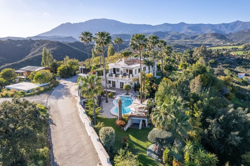 6 Bed Detached Villa for Sale in Estepona – Hilltop Estate with Sea Views