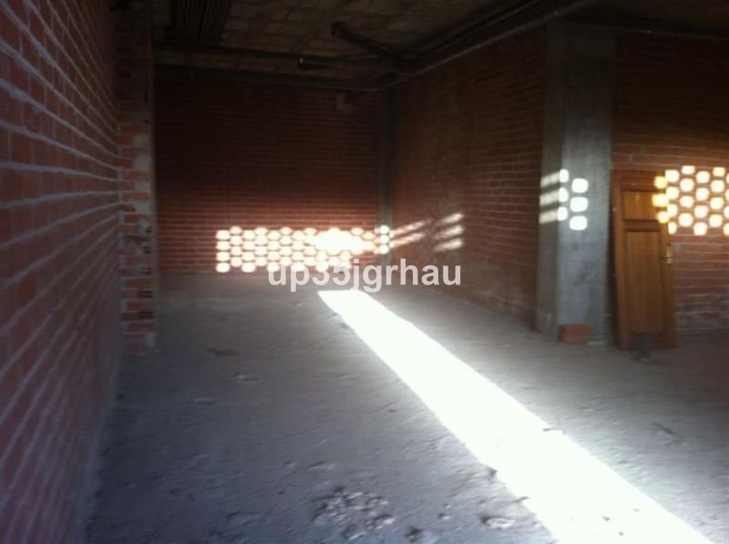 Shop for Sale in Estepona – 100 m² Investment Opportunity
