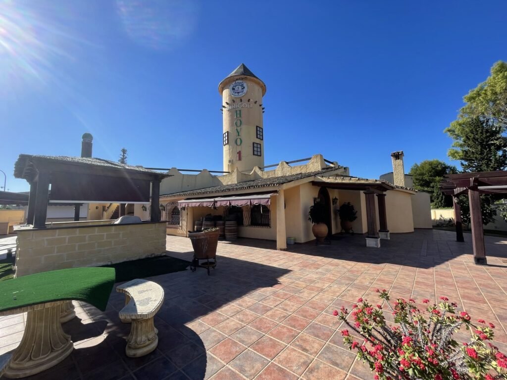 Bar for Sale in El Paraiso – Licensed Venue with Garden & Solarium