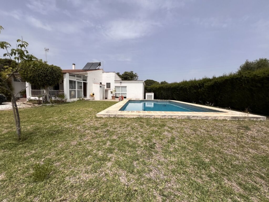 5 Bed Detached Villa for Sale in Selwo – Pool, Flat Plot & Guest Space