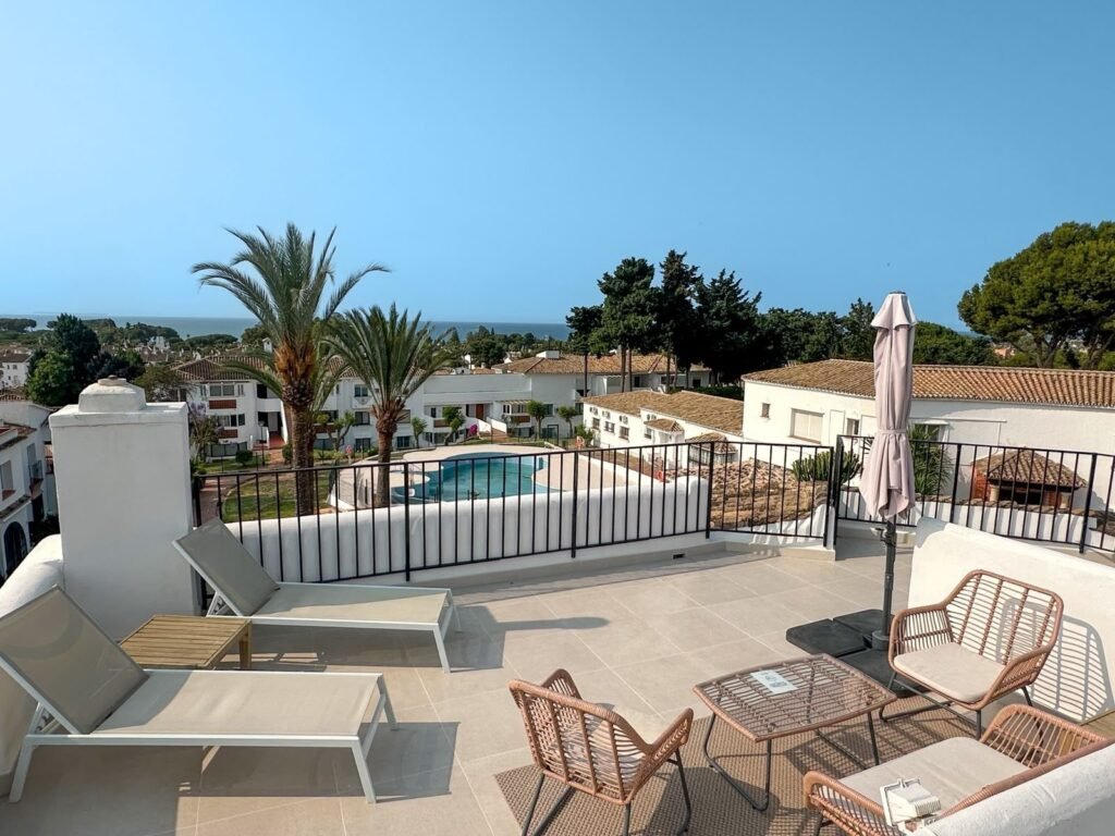 1 Bed Top Floor Apartment for Sale in El Paraiso – Sea-View Solarium