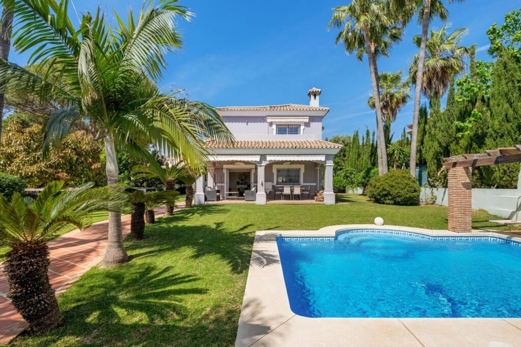 3 Bed Detached Villa for Sale in Estepona – Flat Garden & Private Pool