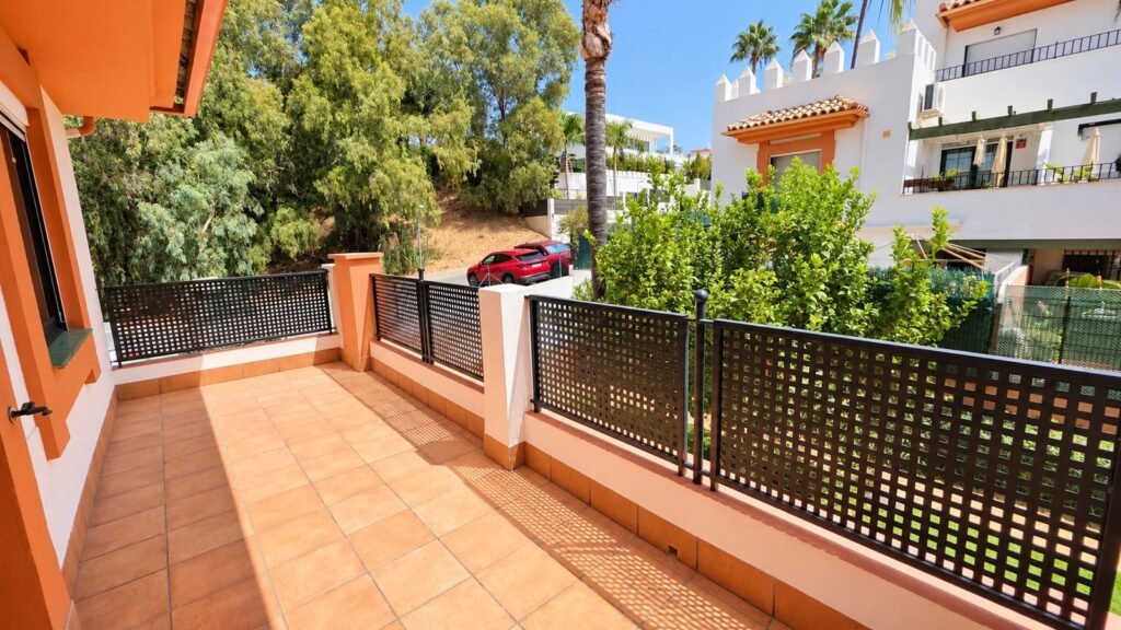 3 Bed Middle Floor Apartment for Sale in Estepona – East-Facing Terrace