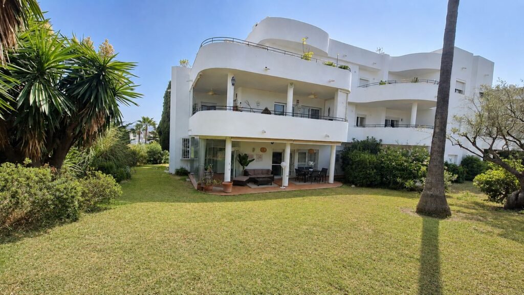 2 Bed Middle Floor Apartment for Sale in Estepona – Ground-floor flat with a large 40 m² terrace, comprising 2 bedrooms and 2 bathrooms (1 en suite)…