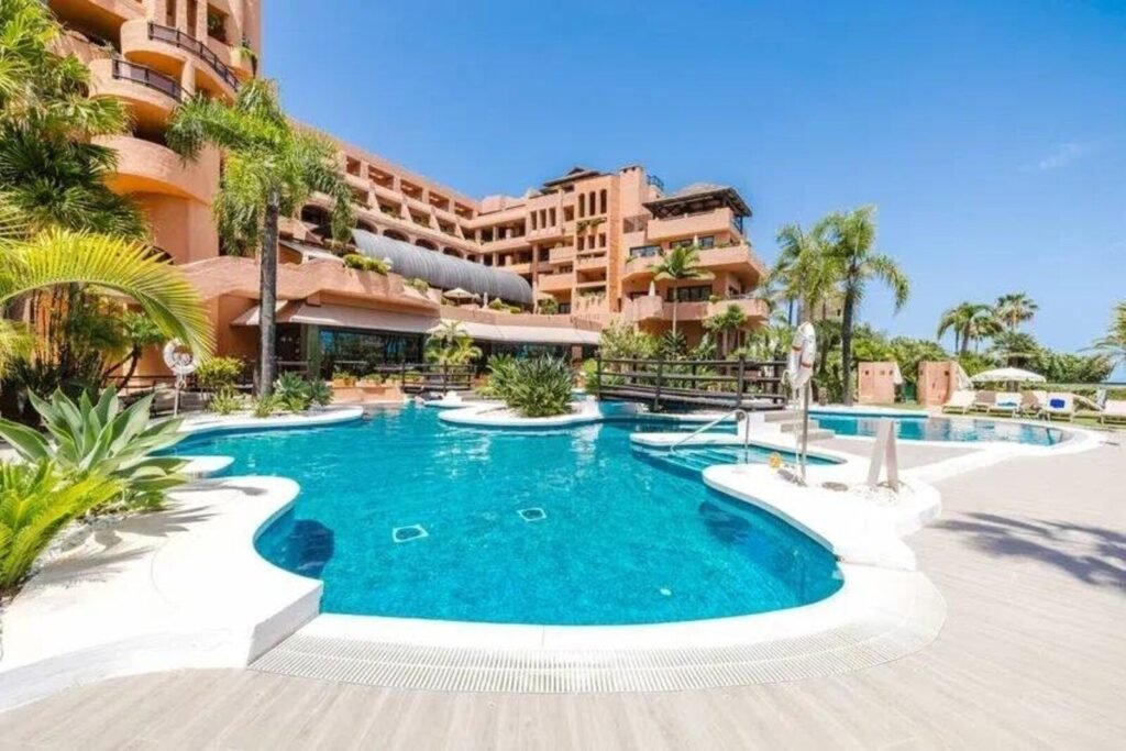2 Bed Middle Floor Apartment for Sale in Estepona – Private Jacuzzi & Resort Living