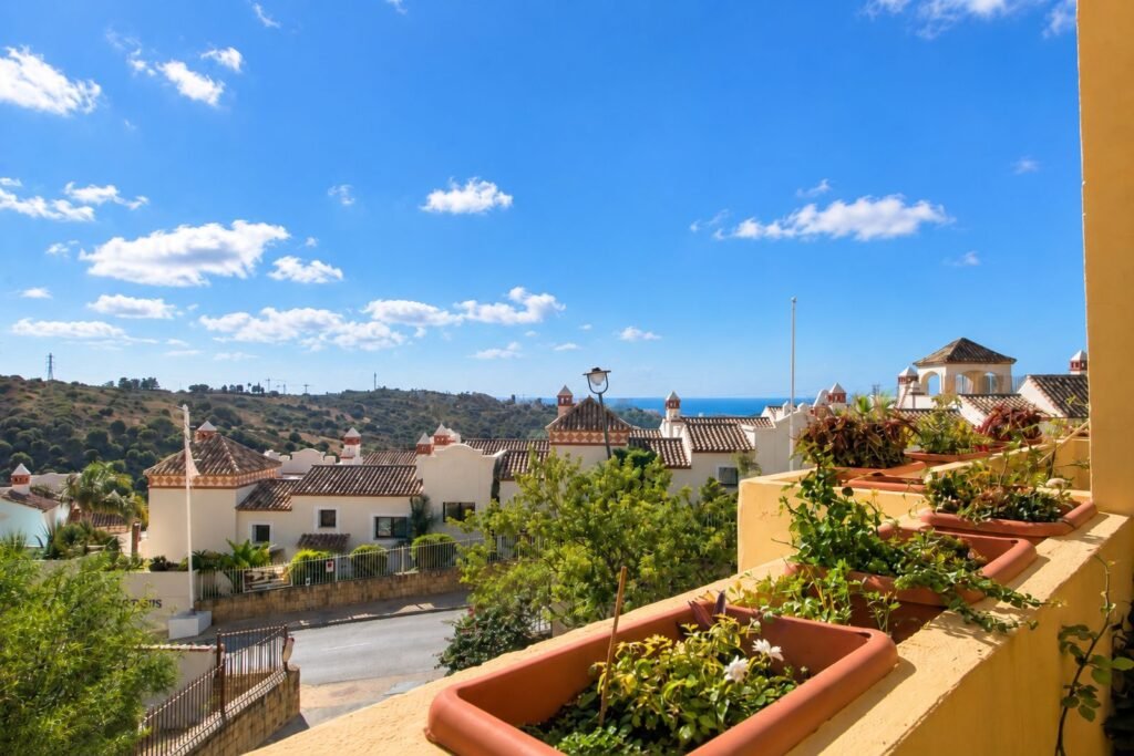 3 Bed Middle Floor Apartment for Sale in Estepona – Sea & Mountain Views