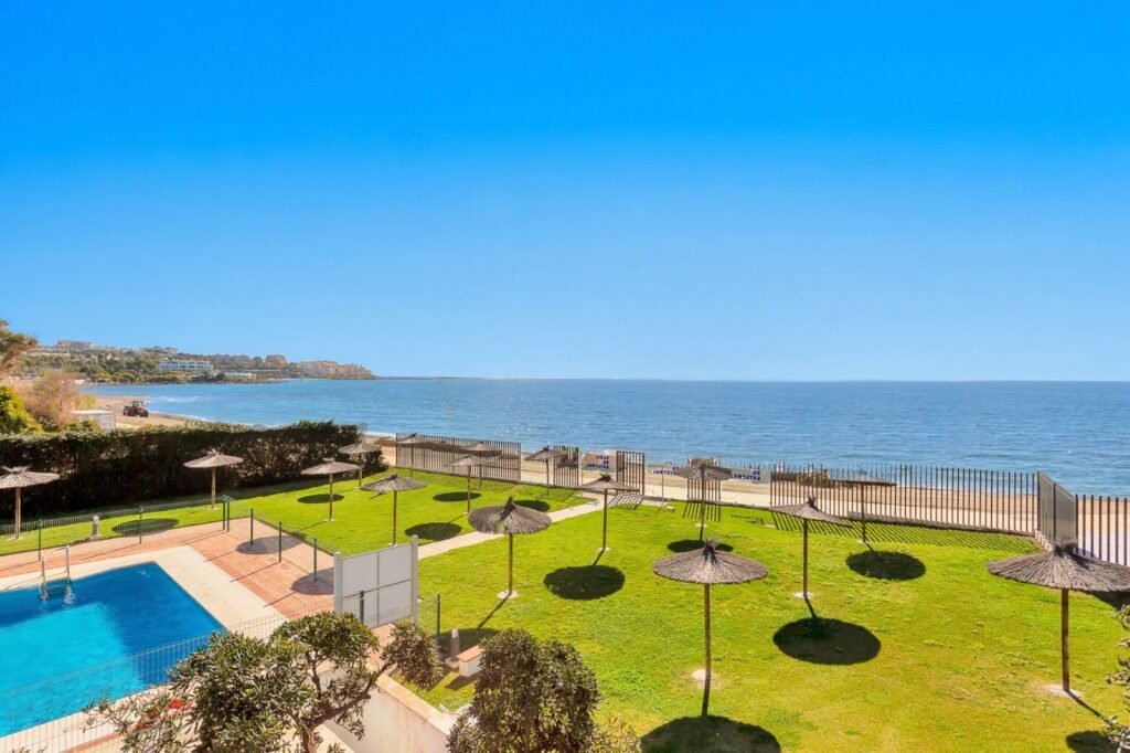 2 Bed Middle Floor Apartment for Sale in Estepona – Beach Access & Sea Views