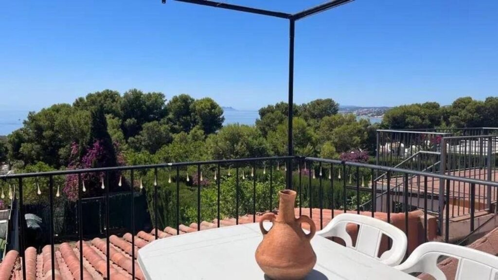4 Bed Townhouse for Sale in Estepona – Seghers Home with Sea Views & Garden