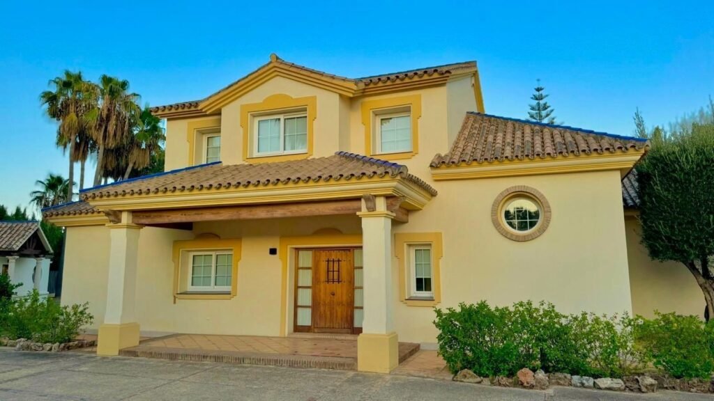 4 Bed Detached Villa for Sale in Estepona – Private Pool & Sea Views