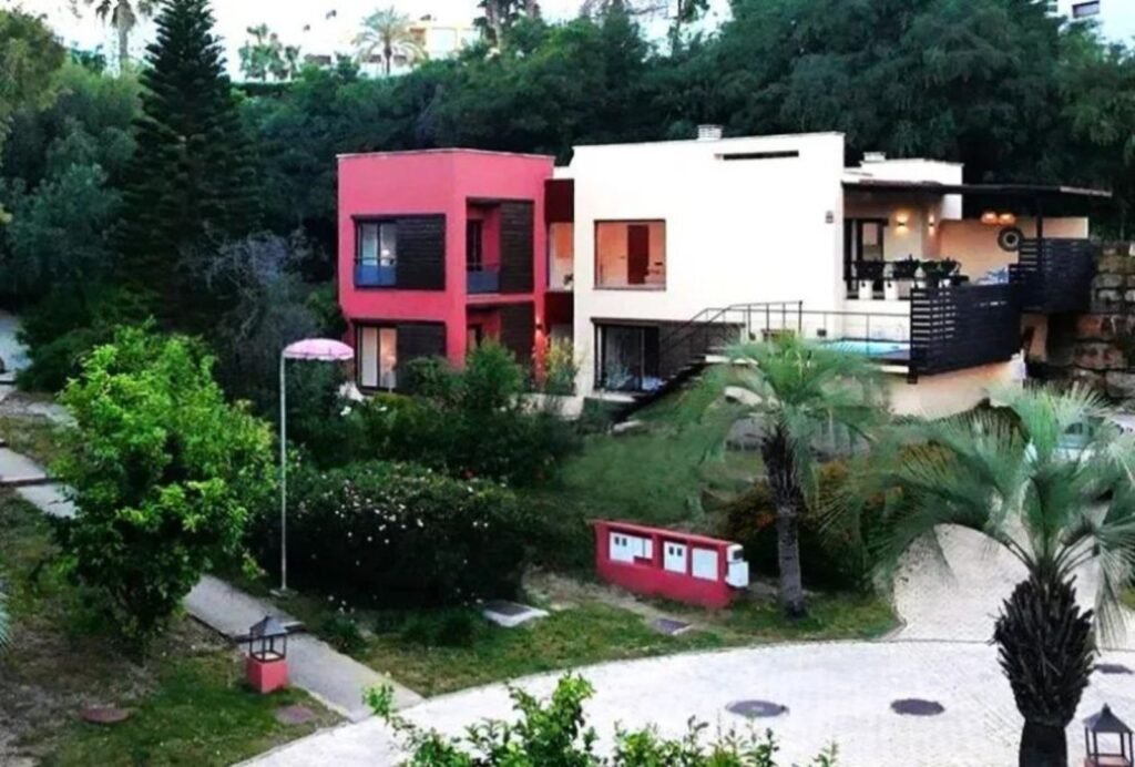 4 Bed Detached Villa for Sale in Estepona – Private Setting & Guest Studio