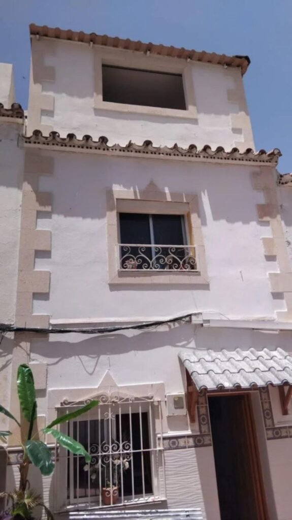 5 Bed Townhouse for Sale in Estepona – South-Facing Near Sea & Marina