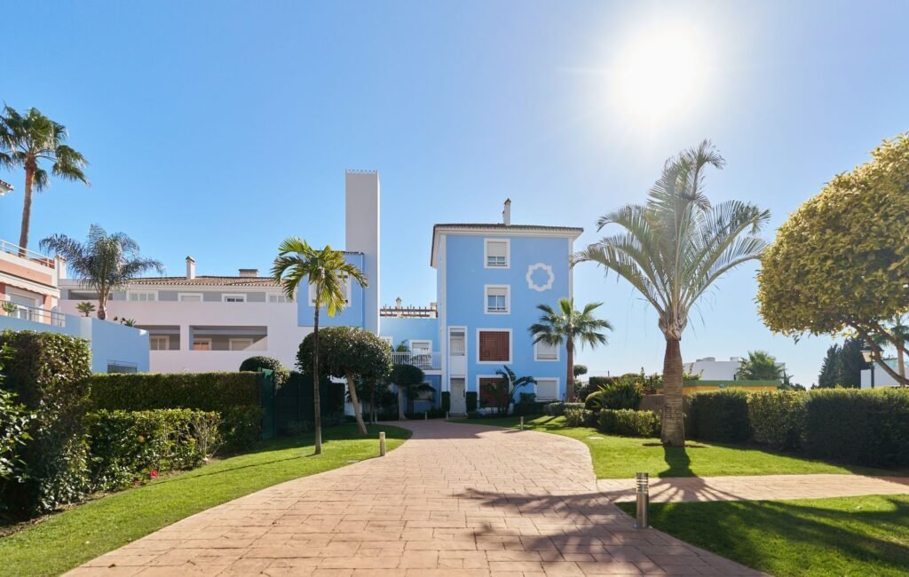 2 Bed Middle Floor Apartment for Sale in Estepona – South-Facing Terrace