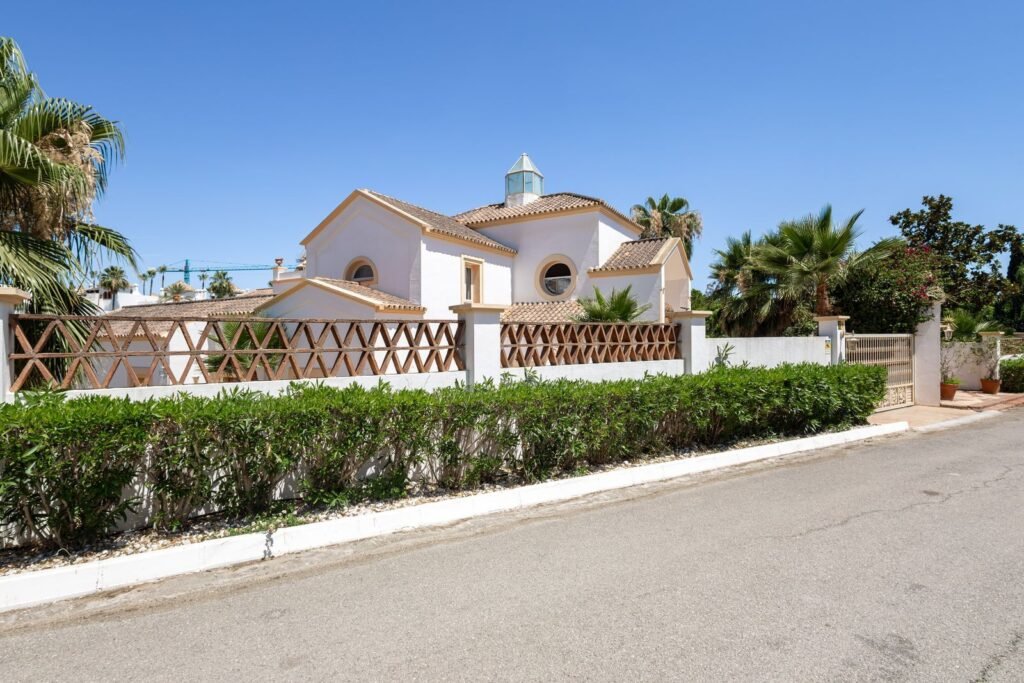 7 Bed Detached Villa for Sale in El Paraiso – Grand Estate with Pool & Views