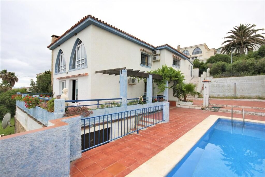 4 Bed Detached Villa for Sale in Estepona – Private Plot & Sea Views