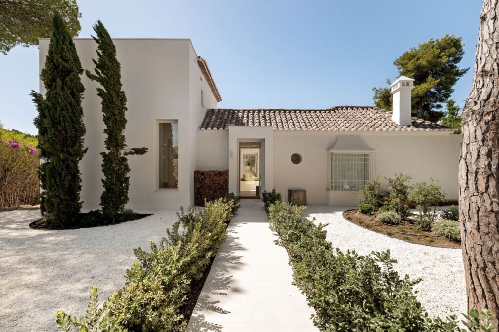 4 Bed Detached Villa for Sale in El Paraiso – Designer Home with Pool