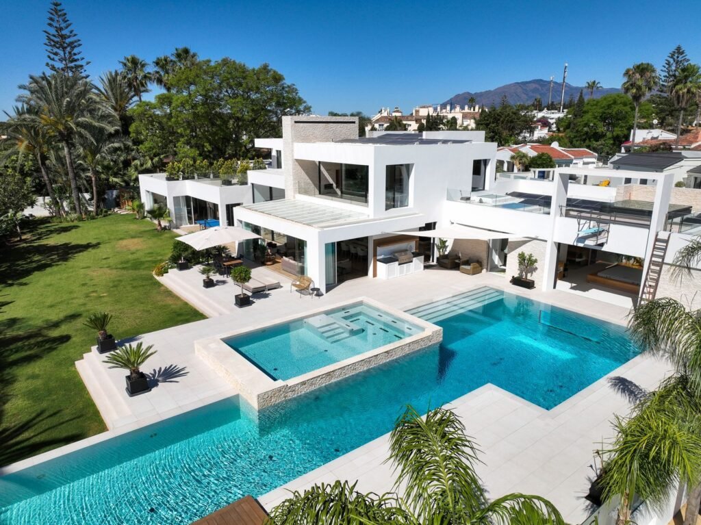 7 Bed Detached Villa for Sale in El Paraiso – Grand Estate with Guest House