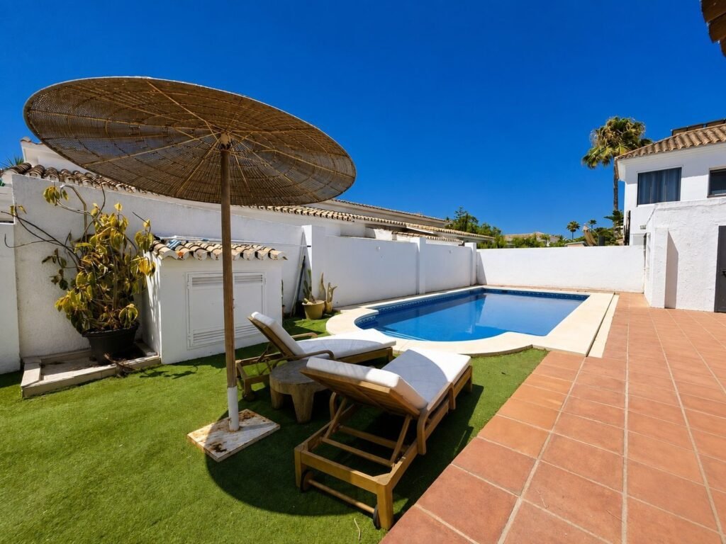 3 Bed Detached Villa for Sale in Estepona – Renovation Project, Pool & Sea Views