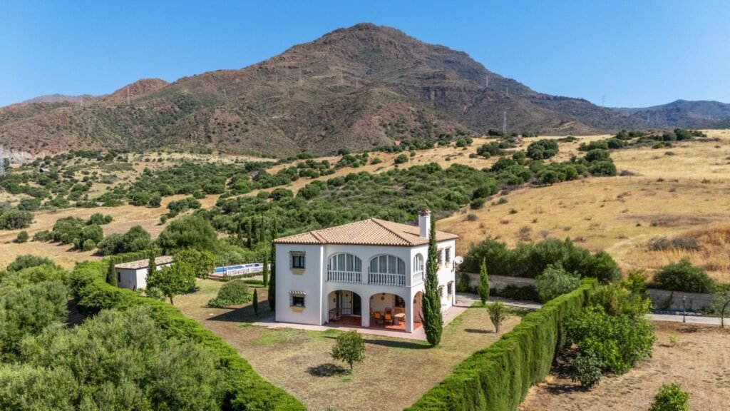 4 Bed Detached Villa for Sale in Estepona – Private Plot & Pool
