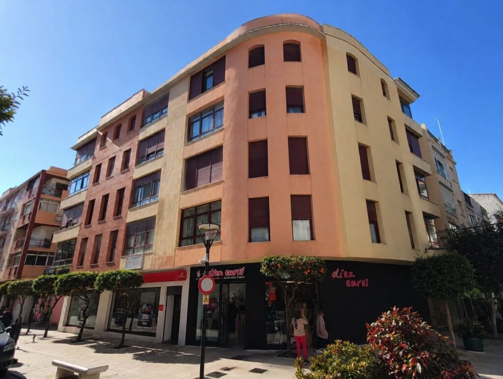 2 Bed Middle Floor Apartment for Sale in Estepona – Central Location