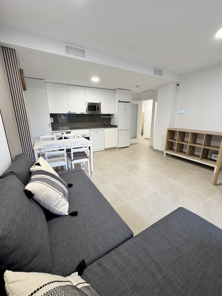 2 Bed Middle Floor Apartment for Sale in Estepona – 50m from Beach