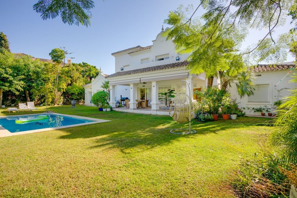 3 Bed Detached Villa for Sale in El Paraiso – Pool, Garden & Expansion