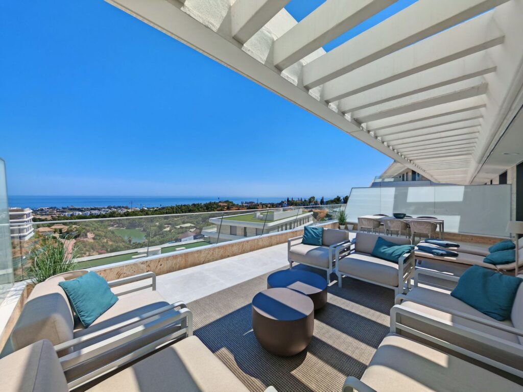 3 Bed Middle Floor Apartment for Sale in Selwo – Sea Views & Spa Facilities