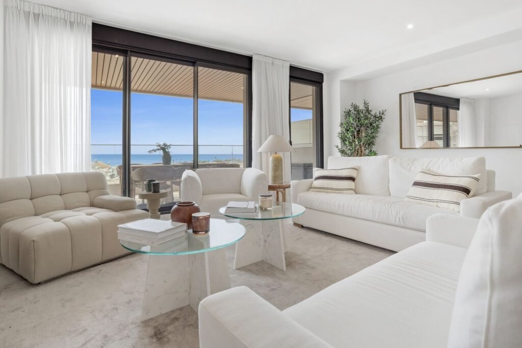 2 Bed Middle Floor Apartment for Sale in Selwo – Furnished with Pool & Gym