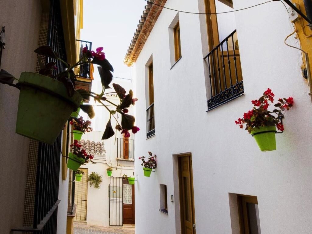 2 Bed Middle Floor Apartment for Sale in Estepona – Central Patio Home