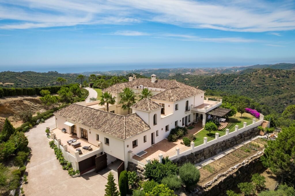 5 Bed Detached Villa for Sale in Estepona – Sea Views & Private Gardens