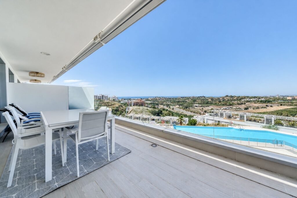 3 Bed Middle Floor Apartment for Sale in Estepona – Sea Views & Oceana Club