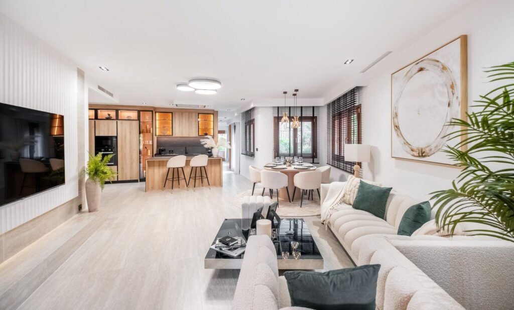 3 Bed Middle Floor Apartment for Sale in Estepona – Torre Bermeja Setting