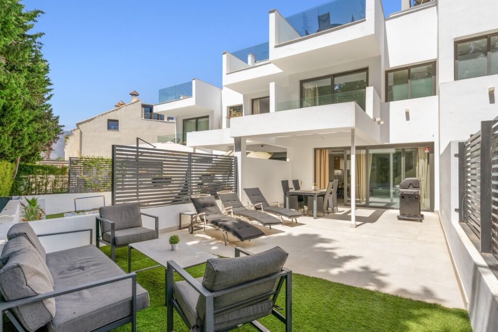 4 Bed Townhouse for Sale in Estepona – Beachside Home with Rooftop Jacuzzi