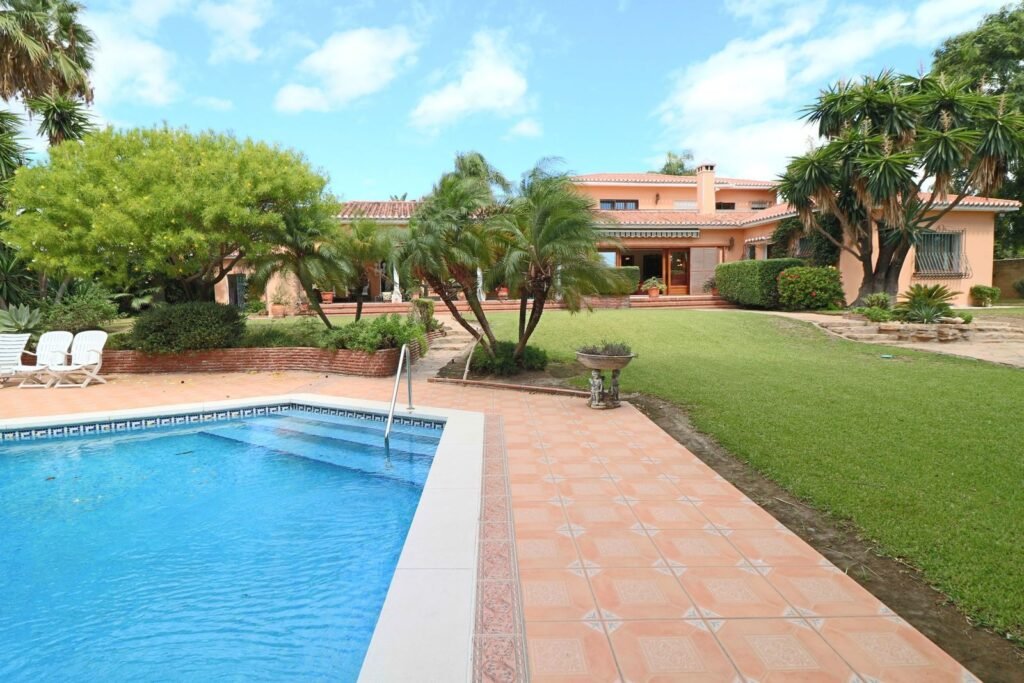 6 Bed Detached Villa for Sale in El Paraiso – South-Facing Gardens & Pool