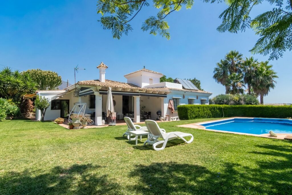 3 Bed Detached Villa for Sale in Estepona – Large Plot & Private Pool