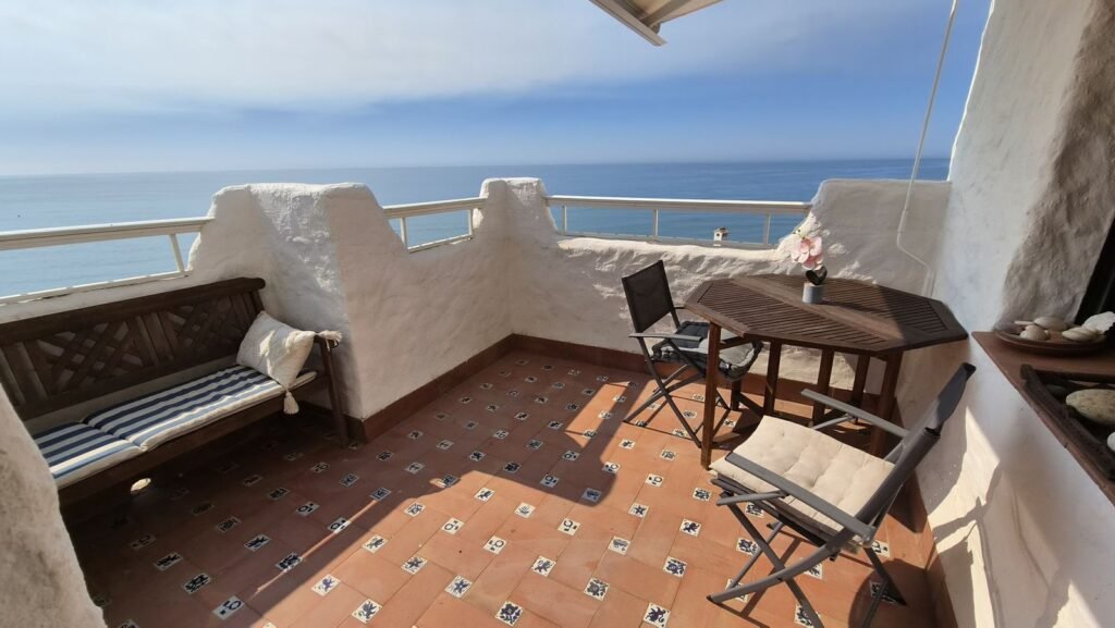 2 Bed Middle Floor Apartment for Sale in Estepona – 4 Terraces & Sea Views