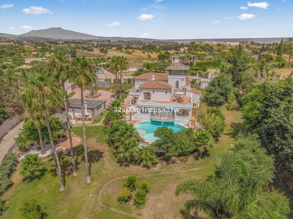 6 Bed Detached Villa for Sale in Estepona – Andalusian Villa with Pool Views
