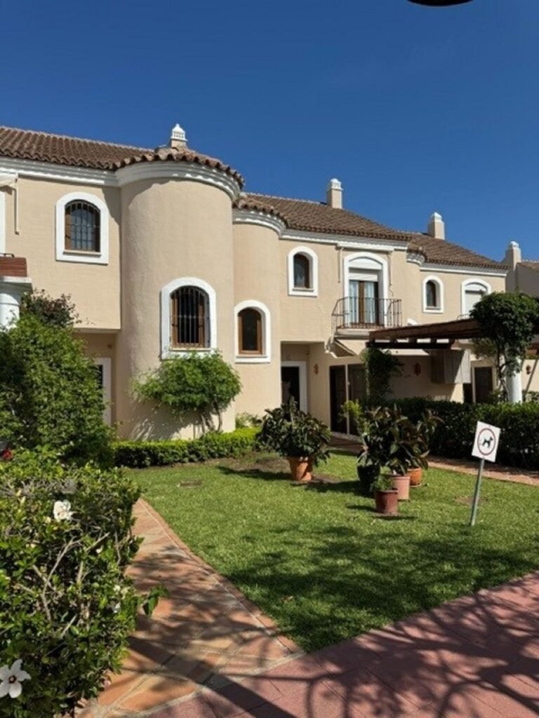 3 Bed Townhouse for Sale in El Paraiso – Private Garden & Sea Views