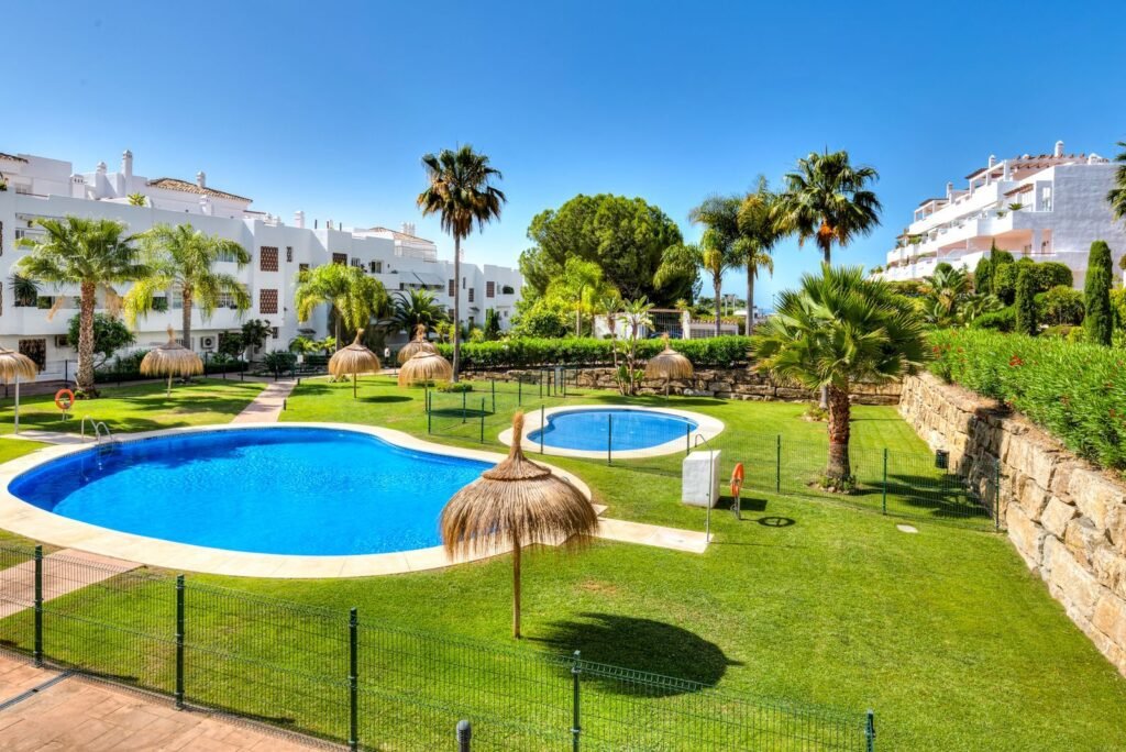 3 Bed Middle Floor Apartment for Sale in Estepona – Terrace, Pool & Sea Views