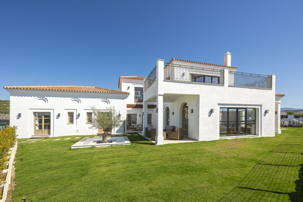 4 Bed Detached Villa for Sale in Estepona – Sea Views & Private Pool