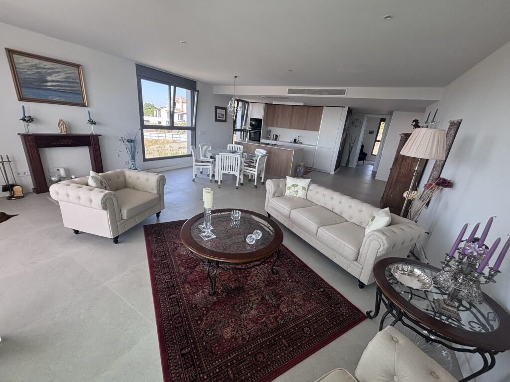 3 Bed Middle Floor Apartment for Sale in Selwo – Corner Home with Sea & Mountain Views